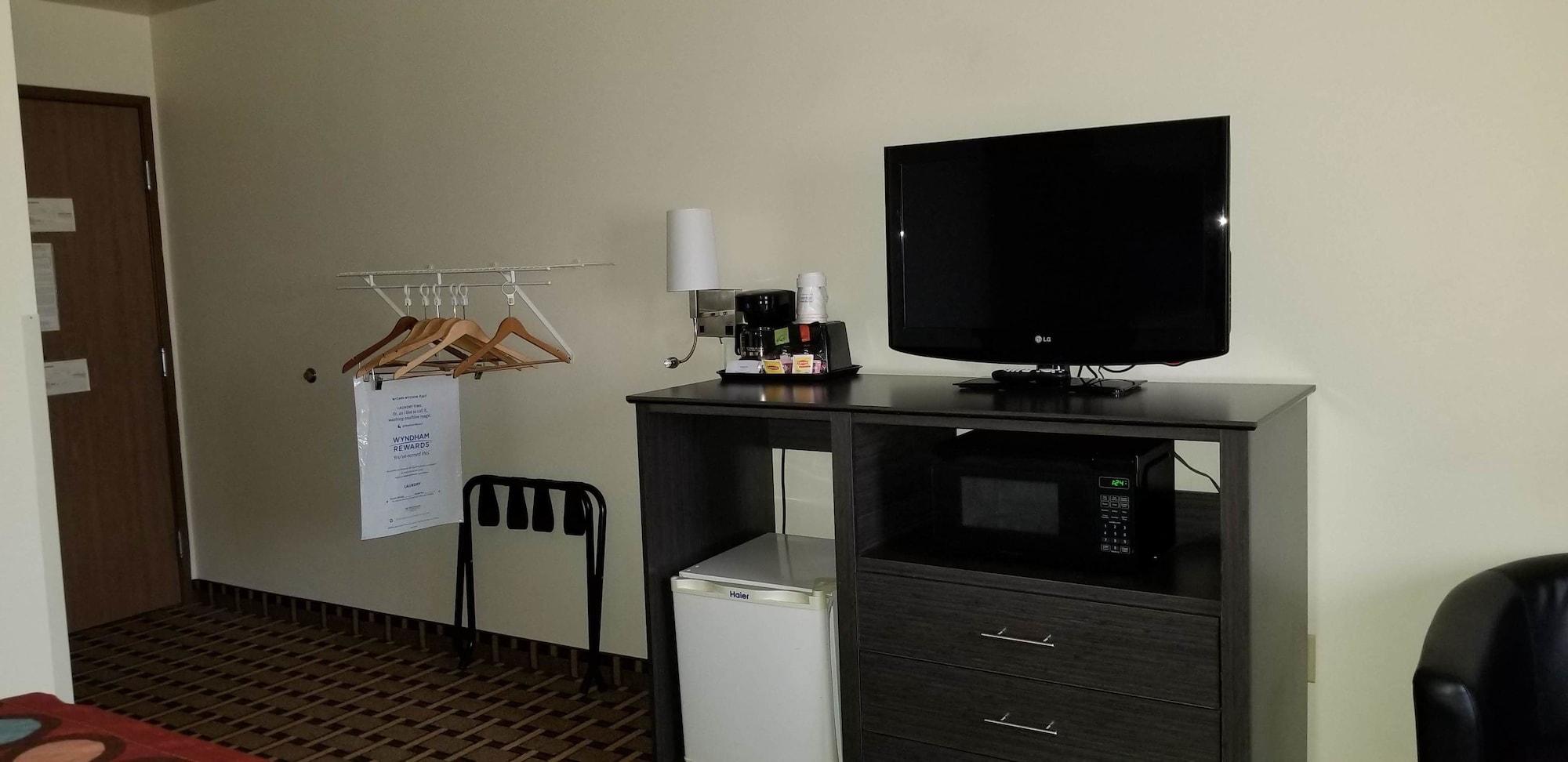 Super 8 By Wyndham Ashland Hotel Екстериор снимка