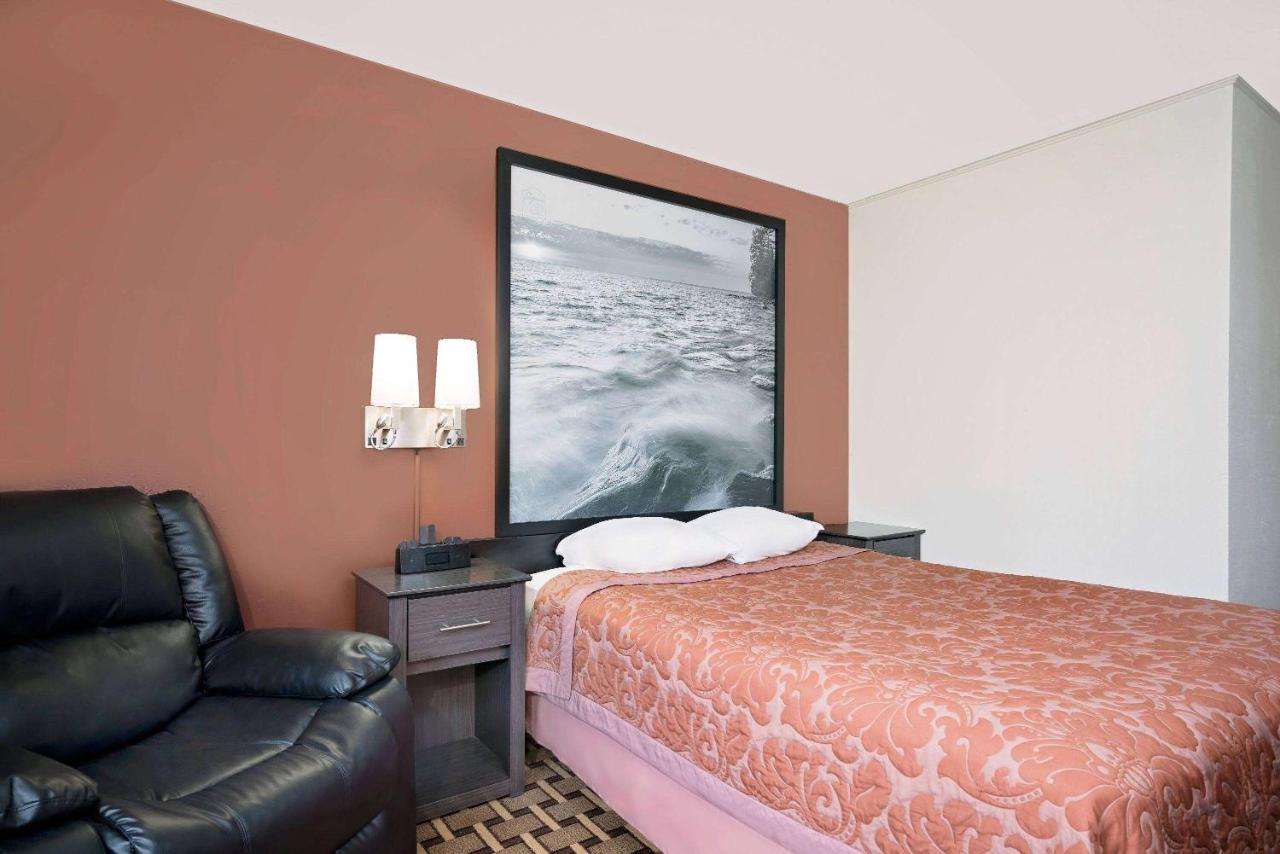 Super 8 By Wyndham Ashland Hotel Екстериор снимка