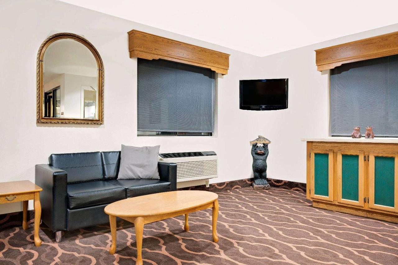 Super 8 By Wyndham Ashland Hotel Екстериор снимка