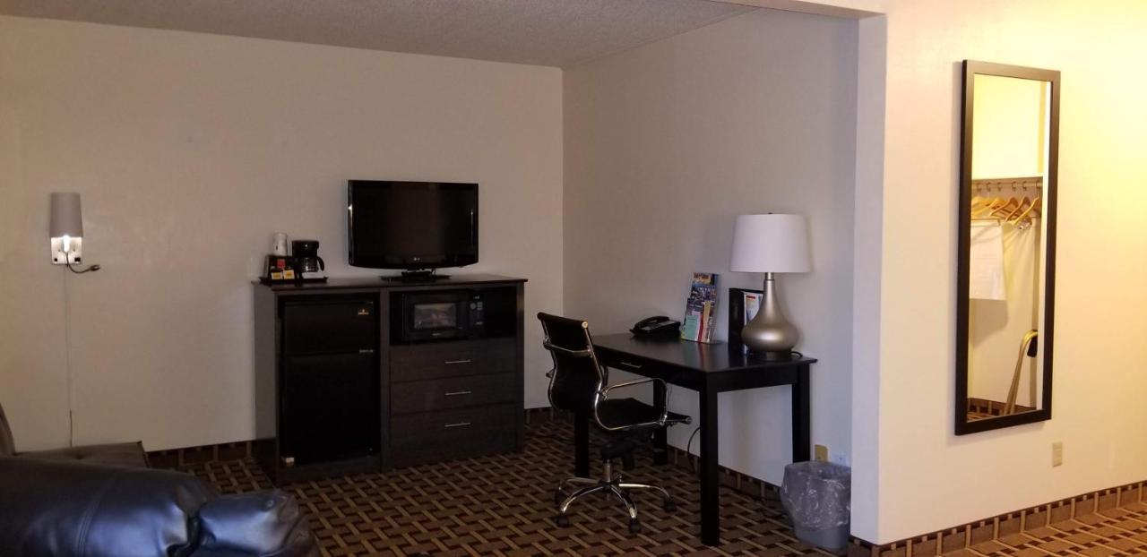 Super 8 By Wyndham Ashland Hotel Екстериор снимка